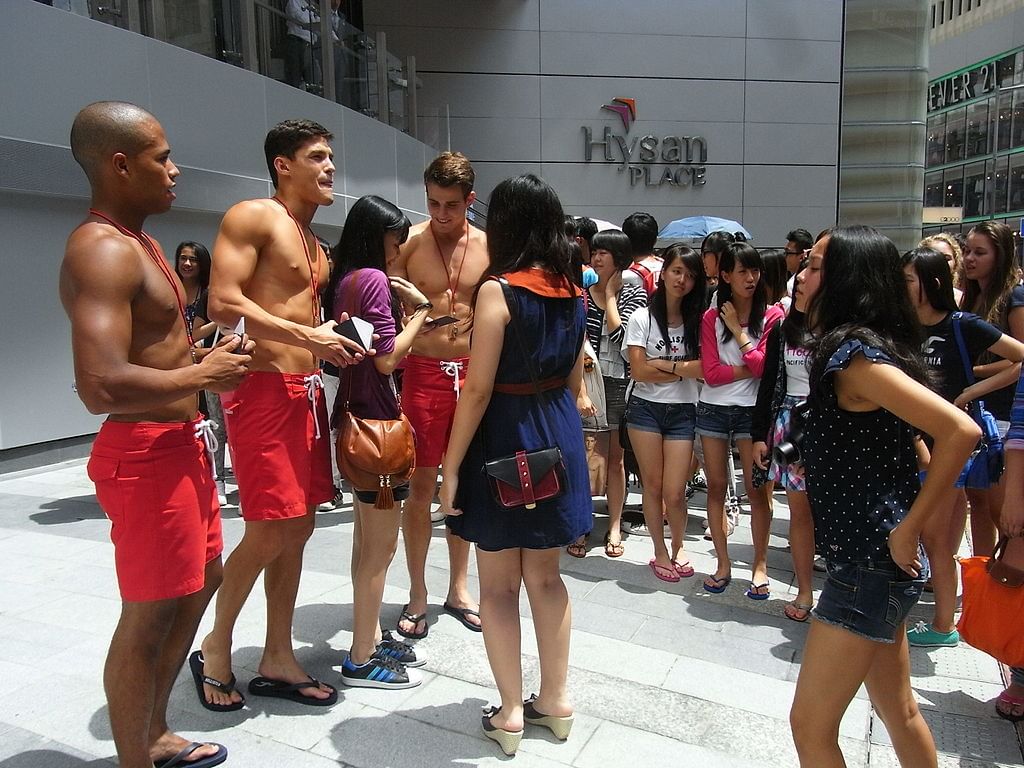 A&F models meeting their fans in Hong Kong. (photo by Natalitiameom via Creative Commons/Wikimedia)