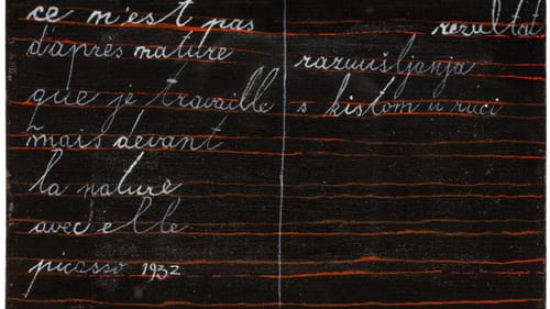 On what looks like a blackboard with red lines, white chalk cursive in French