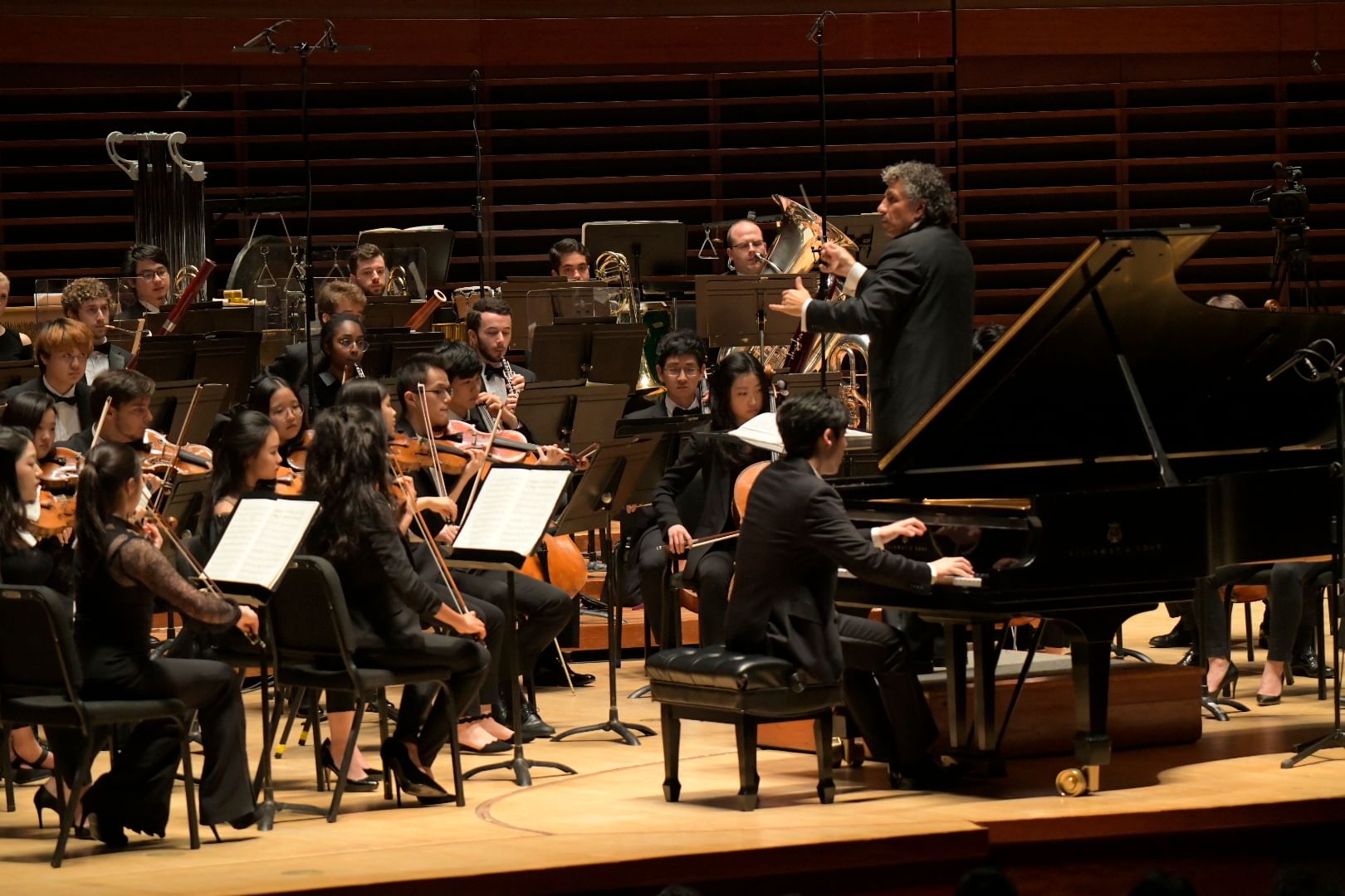 Graffman accepts an award for his years of dedication to Curtis. (Photo by David DeBalko.)