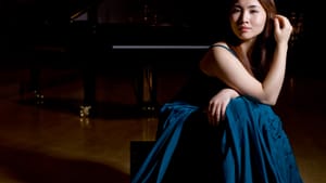 Di Wu: simultaneously ringing and reflective. (Photo © Sengzong Gan, via www.DiWuPiano.com)