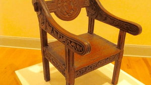 The crest on this dining room chair symbolizes nobility. Von Rydingsvärd often carved the gryphon, a mythical combination of the lion and eagle. (Photo by Pamela Forsythe)