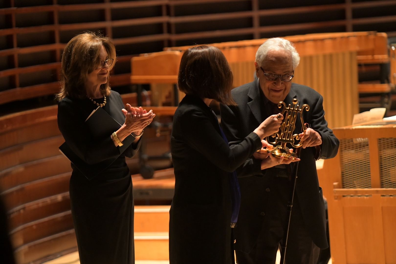 Graffman accepts an award for his years of dedication to Curtis. (Photo by David DeBalko.)