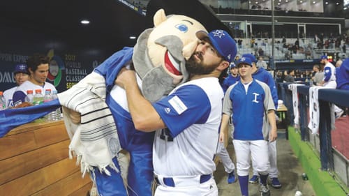 Former Mets player Cody Decker embraces Team Israel’s mascot, the Mensch on the Bench. (Photo courtesy of the Philadelphia Jewish Film Festival.)