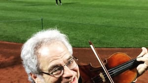 Despite his love for the Yankees, Perlman played the national anthem before a 2016 Mets game. (Photo via Creative Commons/Wikimedia.)