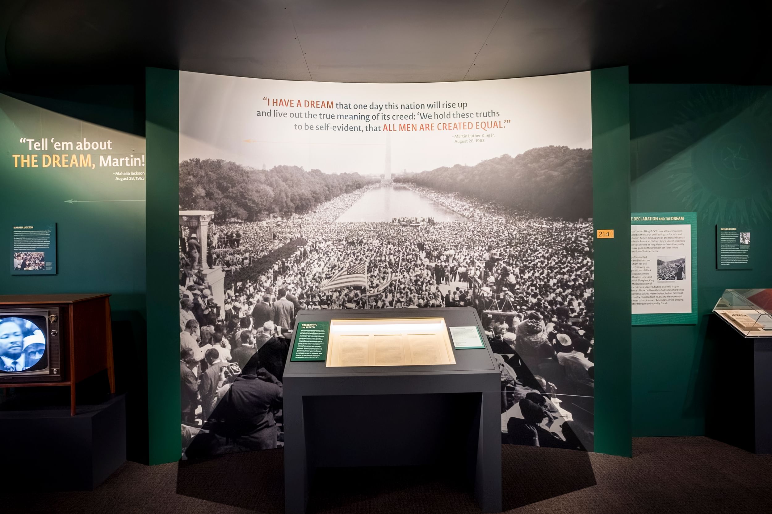 A display featuring a huge black & white photo of the 1963 march, letting the viewer imagine what King saw during his speech.