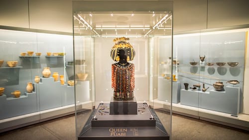 Queen Puabi of Ur's funerary regalia gleams in the bright, open gallery space. (Photo by Eric Sucar/Penn Communications.)