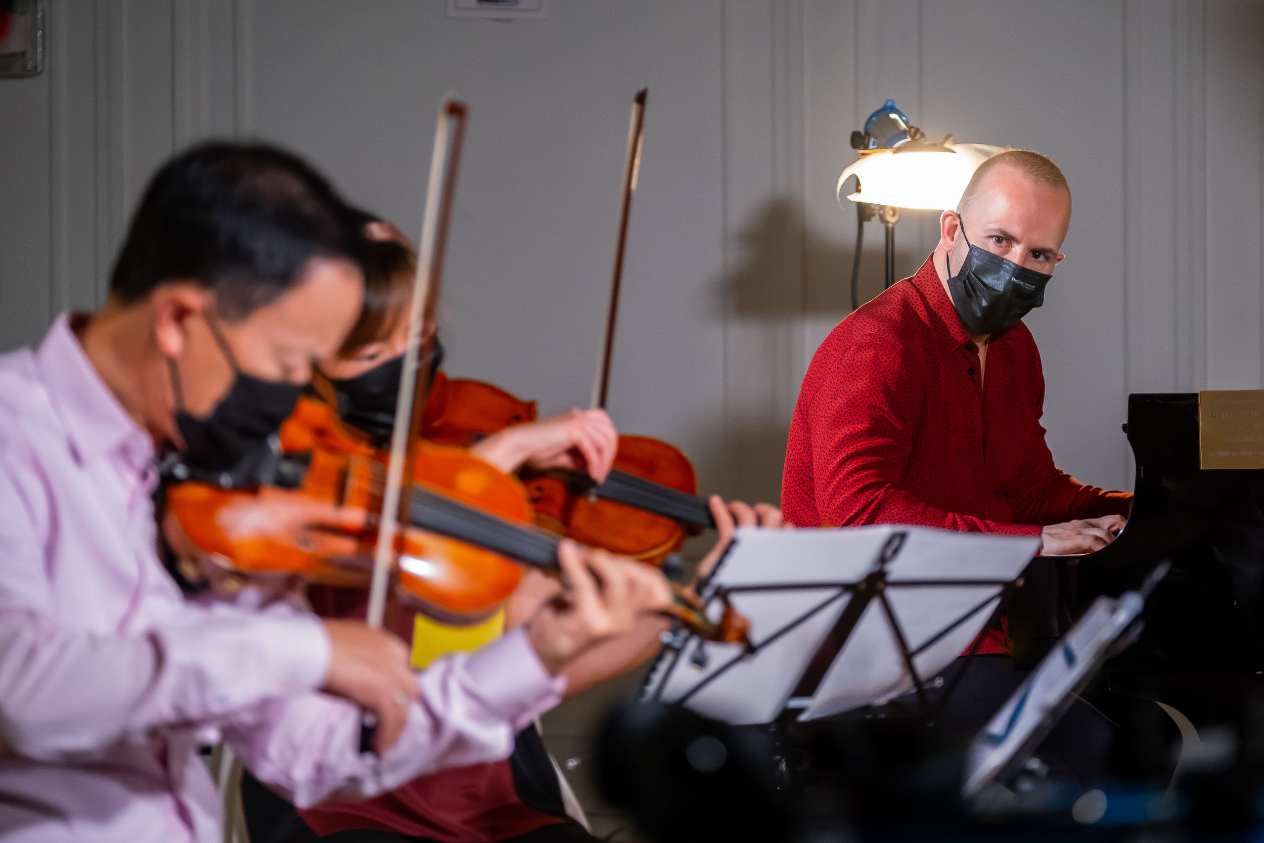 David Kim, Juliette Kang, and Yannick Nézet-Séguin perform in an Our City, Your Orchestra concert. (Photo by Jeff Fusco.)