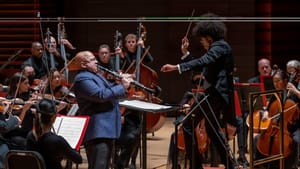 Rafael Payare energetically conducts the orchestra around him, with clarinetist Ricardo Morales playing right in front of him