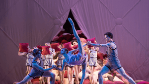 L to R: Pennsylvania Ballet Corps de Ballet member Peter Weil, principal dancer Oksana Maslova, and Corps de Ballet member Aleksey Babayev with Artists of Pennsylvania Ballet in Matthew Neenan's "Somnolence." (Photo by Alexander Iziliaev.)