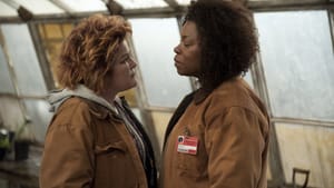 Red (Kate Mulgrew) confronts Vee ( Lorraine Toussaint). (Photo by JoJo Whilden - © 2014 - Netflix)