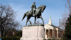 The Robert E. Lee monument in Charlottesville, Virginia. (Photo by Cville Dog, via Creative Commons/Wikimedia.)