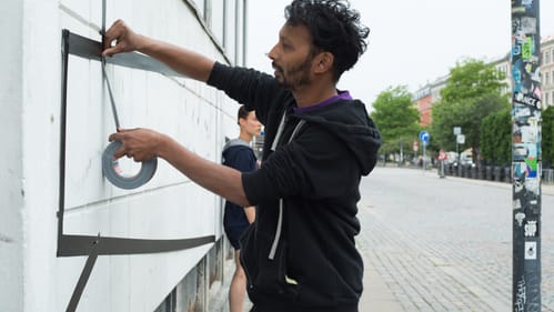 Artist Hervé Thiot applies fascinating geometric outlines to urban facades. (Photo by Anna Anderegg.)