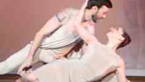 Jonathan Bowman, Laura Stiles in 'Carmina': Happy peasants. (Photo: Alexander Iziliaev.)
